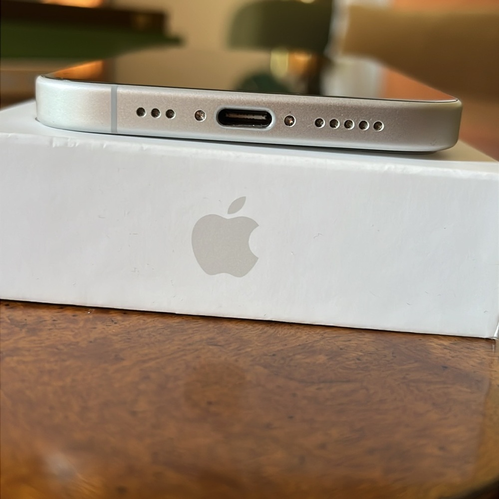 iphone 16 white 128gb - with box verizon - Picture 4 of 4